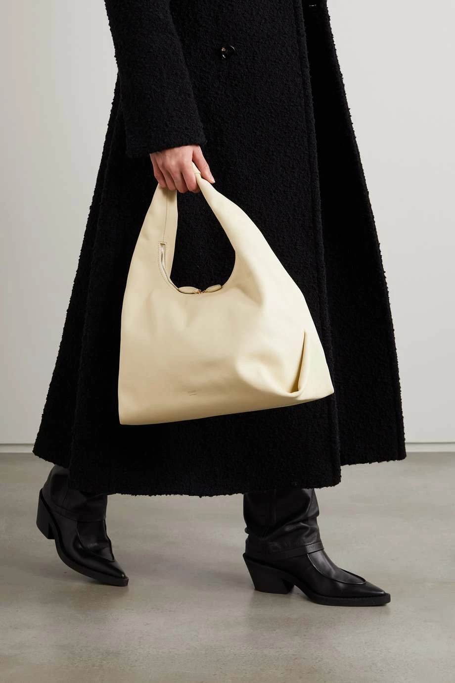 Discount ๐งจ KHAITE Beatrice Large Knotted Leather Shoulder Bag ๐ฅ 4 Discount ๐งจ KHAITE Beatrice Large Knotted Leather Shoulder Bag ๐ฅ - Image 2